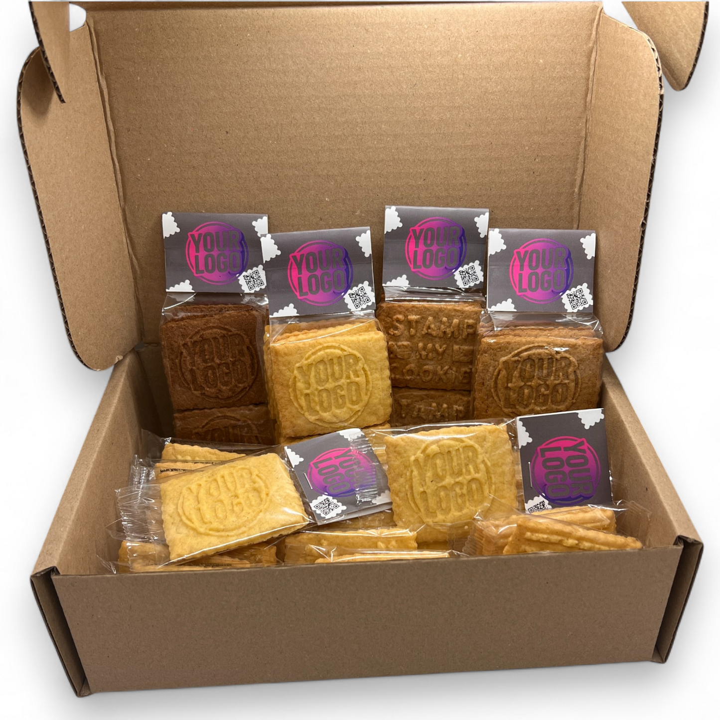 Geöffnete Versandbox mit individuell verpackten Logokeksen in verschiedenen Sorten, jeweils mit Branding-Kärtchen und Logoaufdruck.