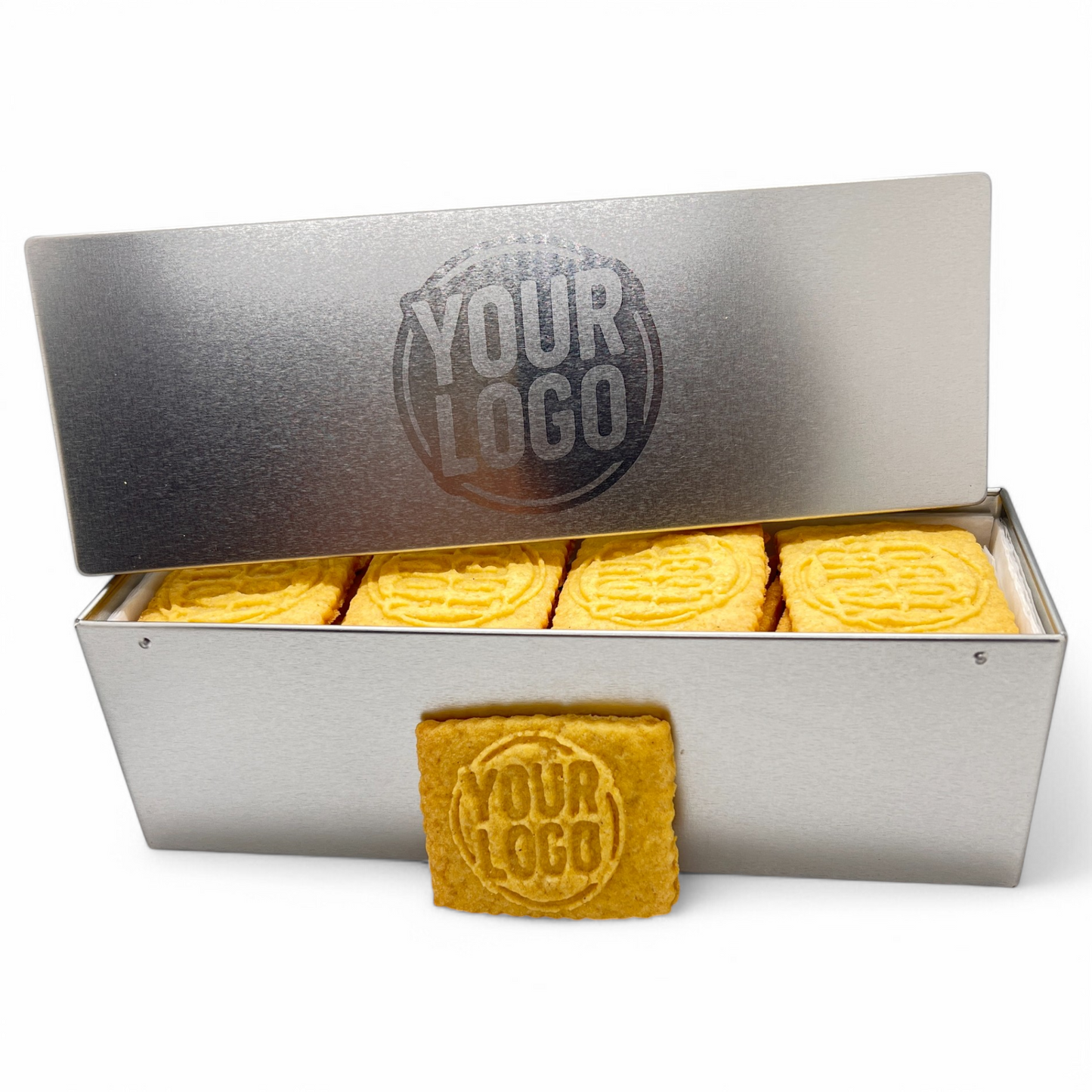 Logokekse in hochwertiger Weißblechdose mit gelasertem Deckel und individueller Logo-Prägung – ein Keks vorne zur Ansicht positioniert