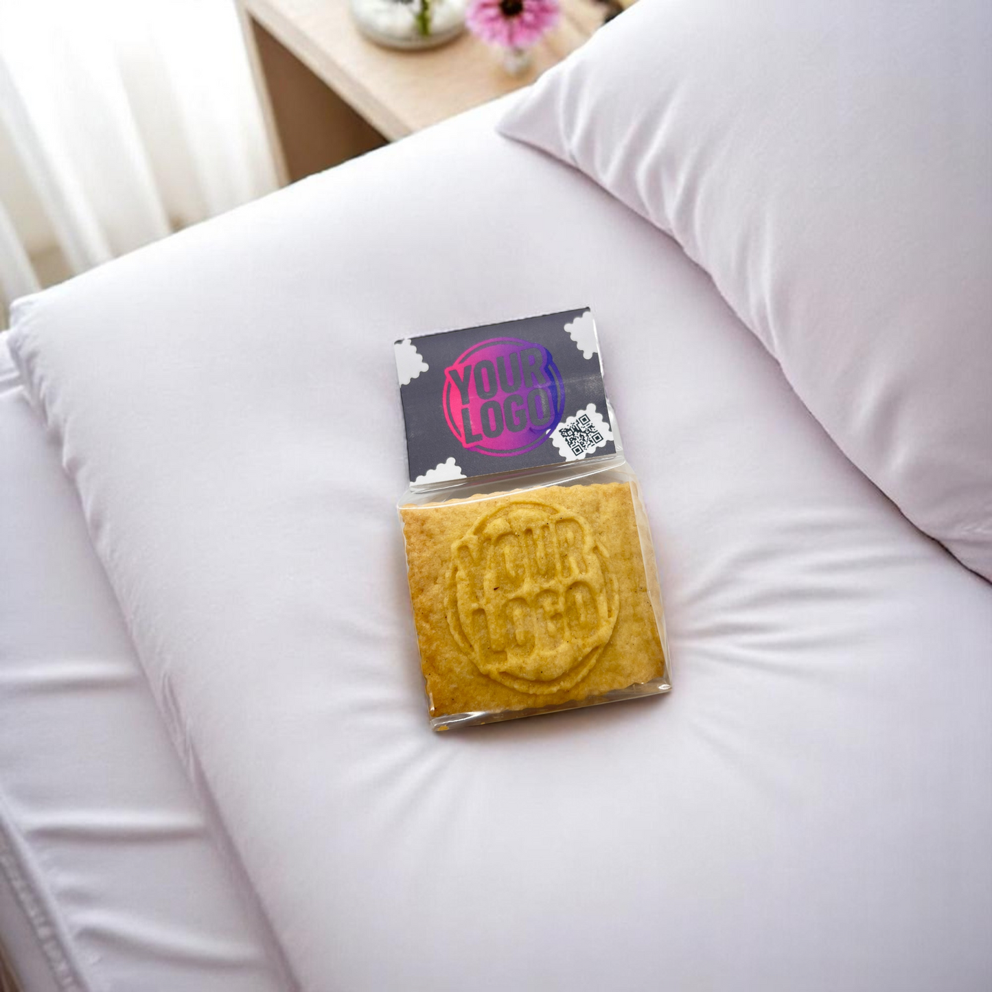 Kleiner Beutel mit individuell geprägtem Logokeks und Keksreiter, als Begrüßung auf ein Hotelkopfkissen gelegt – ideal als persönliche Geste für Hotelgäste