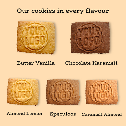 Alle fünf Logokeks-Geschmackssorten mit Logo-Prägung: Butter Vanilla, Chocolate Karamell, Almond Lemon, Speculoos und Caramell Almond nebeneinander dargestellt
